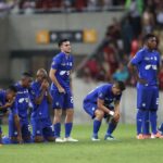 emelec derrota En una noche cargada de emociones en el icónico estadio Capwell, el Club Sport Emelec se enfrentó a El Nacional por la tercera fecha de la Liga Pro, en un partido que dejó mucho que desear para los seguidores del equipo eléctrico. La previa del encuentro estuvo marcada por una intensa protesta de la fiel hinchada de La Boca del Pozo, que desplegó una gigantesca bandera con un mensaje directo y crítico hacia el presidente José Pileggi y el ex candidato José Auad. Este acto de inconformidad reflejaba la creciente tensión y descontento dentro de la afición azul.