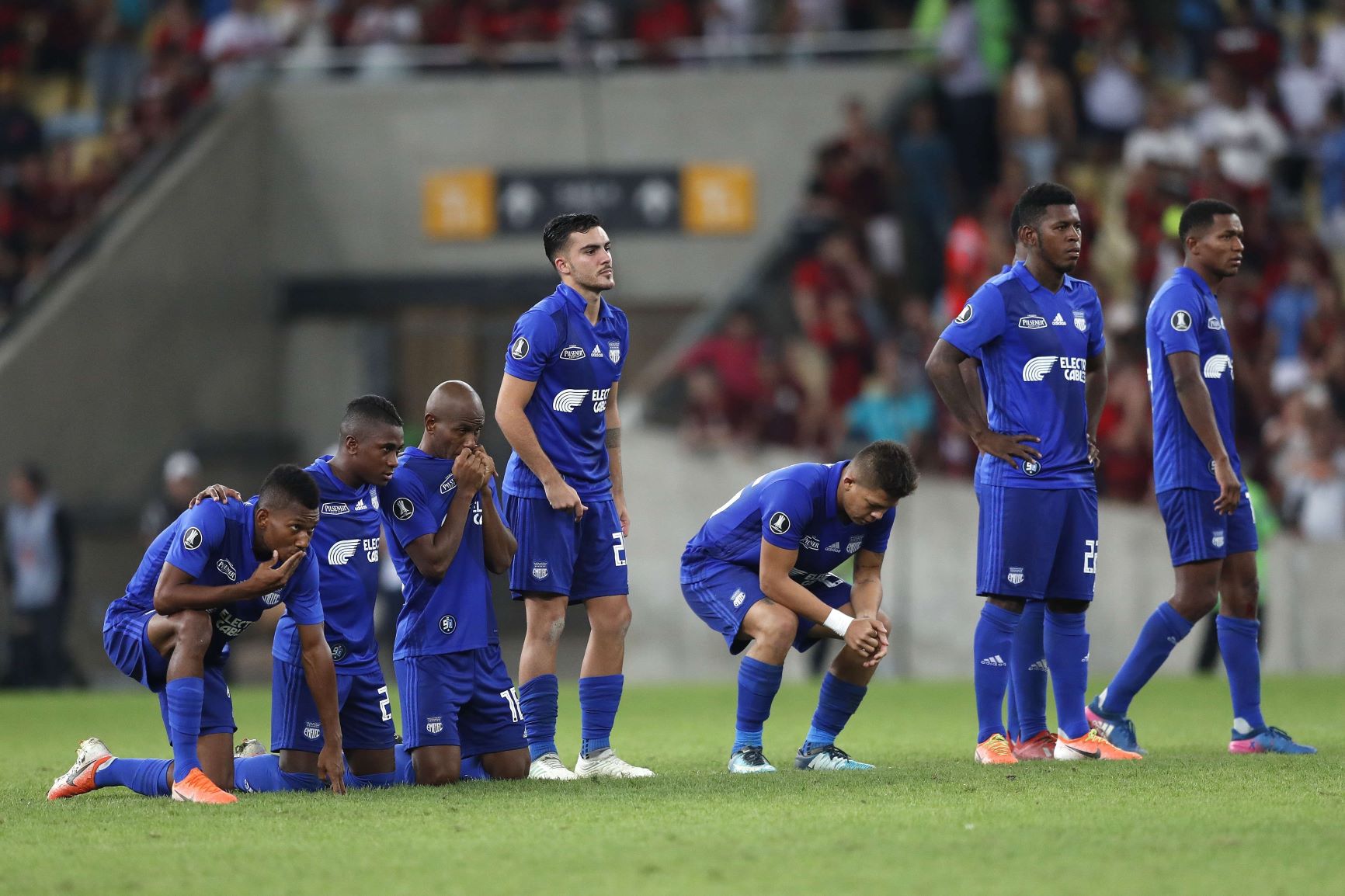 emelec derrota En una noche cargada de emociones en el icónico estadio Capwell, el Club Sport Emelec se enfrentó a El Nacional por la tercera fecha de la Liga Pro, en un partido que dejó mucho que desear para los seguidores del equipo eléctrico. La previa del encuentro estuvo marcada por una intensa protesta de la fiel hinchada de La Boca del Pozo, que desplegó una gigantesca bandera con un mensaje directo y crítico hacia el presidente José Pileggi y el ex candidato José Auad. Este acto de inconformidad reflejaba la creciente tensión y descontento dentro de la afición azul.