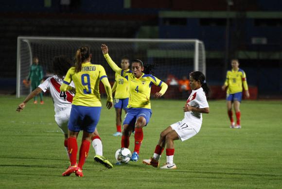 futbol femenino Tras la medalla de oro de Estados Unidos en los Juegos Olímpicos, la FIFA actualizó este viernes 16 de agosto el ranking femenino donde las estadounidenses volvieron al TOP1 tras un año de ausencia. Este logro reafirma el dominio continuado del equipo estadounidense en el fútbol femenino, consolidándose como una verdadera potencia en la disciplina. El equipo ha demostrado su valía en varios torneos internacionales y su regreso a la cima del ranking es un testimonio de su arduo trabajo y dedicación.