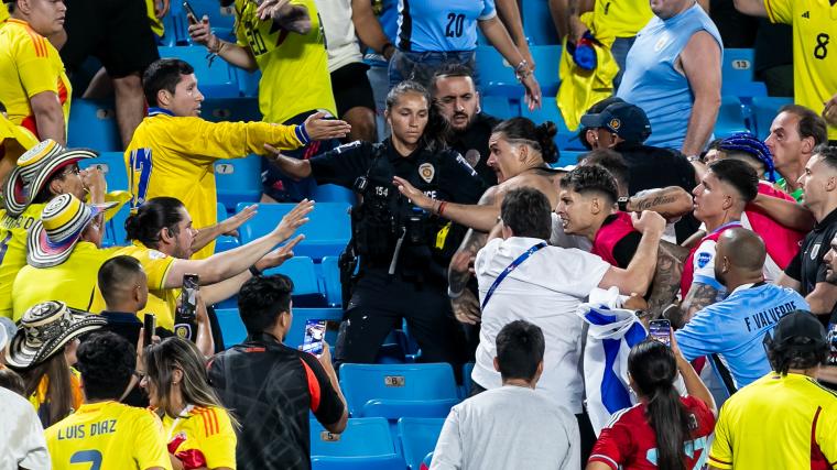 uru La Confederación Sudamericana de Fútbol informó de las sanciones a los futbolistas que se vieron implicados en la gresca que se organizó en la tribuna del Bank of America después de la semifinal de la Copa América entre Uruguay y Colombia.