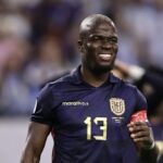 Enner Valencia responde a las criticas En una reciente rueda de prensa, tras el emocionante triunfo de La TRI ante Perú, el destacado jugador Enner Valencia decidió tomar la palabra para abordar las críticas que ha estado recibiendo por parte de los aficionados ecuatorianos. Valencia, conocido por su dedicación y pasión en el campo, enfatizó su enfoque total en la selección nacional y en brindar su máximo esfuerzo para generar resultados que alegren a Ecuador.