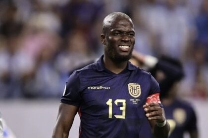 Enner Valencia responde a las criticas En una reciente rueda de prensa, tras el emocionante triunfo de La TRI ante Perú, el destacado jugador Enner Valencia decidió tomar la palabra para abordar las críticas que ha estado recibiendo por parte de los aficionados ecuatorianos. Valencia, conocido por su dedicación y pasión en el campo, enfatizó su enfoque total en la selección nacional y en brindar su máximo esfuerzo para generar resultados que alegren a Ecuador.