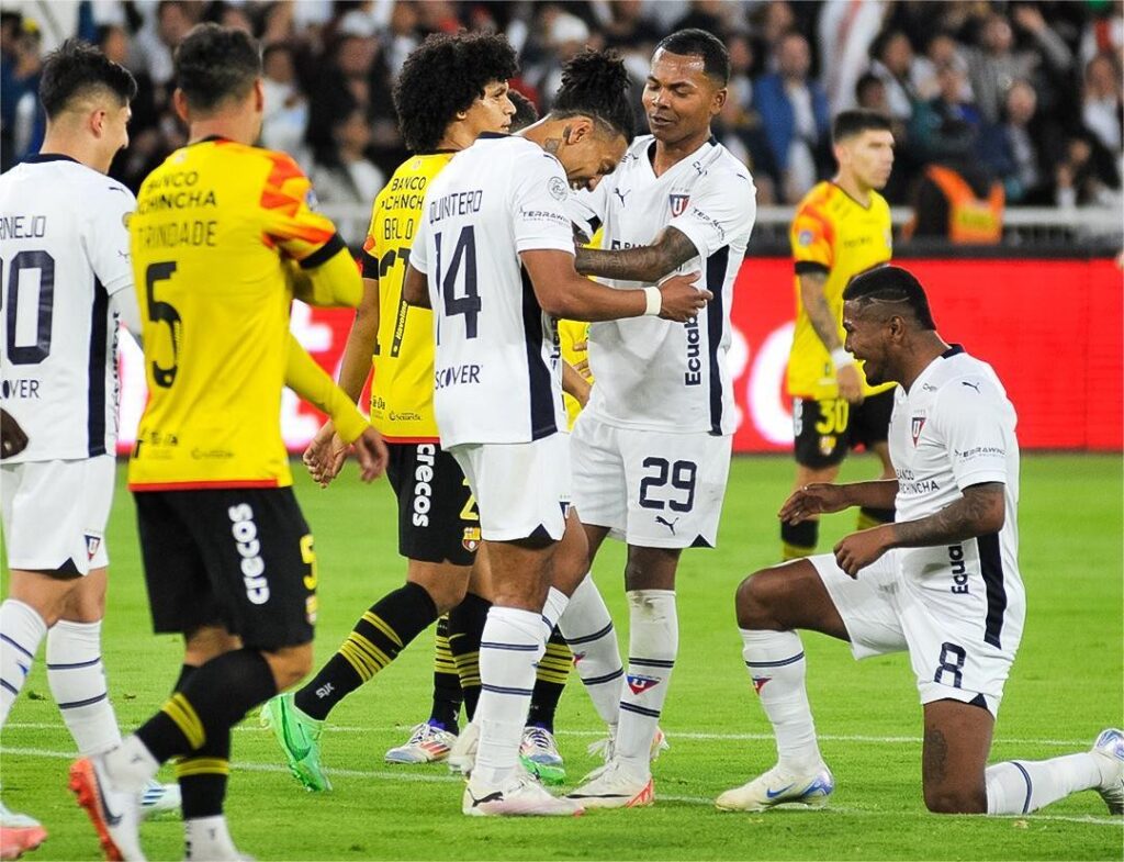 Liga de quito 3 0 BSC Por la quinta fecha de la segunda etapa de la LigaPro Serie A, Liga de Quito se enfrentó a Barcelona SC en el estadio Rodrigo Paz Delgado, logrando una contundente victoria por 3-0 a favor de los 'albos'. El partido, marcado por la intensidad y la eficacia del equipo local, dejó en evidencia la supremacía de LDU sobre su rival.