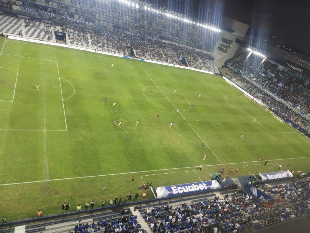 WhatsApp Image 2024 09 01 at 10.42.37 PM En una noche de emoción sin igual, el Club Sport Emelec logró una remontada impresionante en el estadio George Capwell, venciendo 2-1 a Orense en la 5ta fecha de la segunda etapa de la Serie A ecuatoriana 2024.