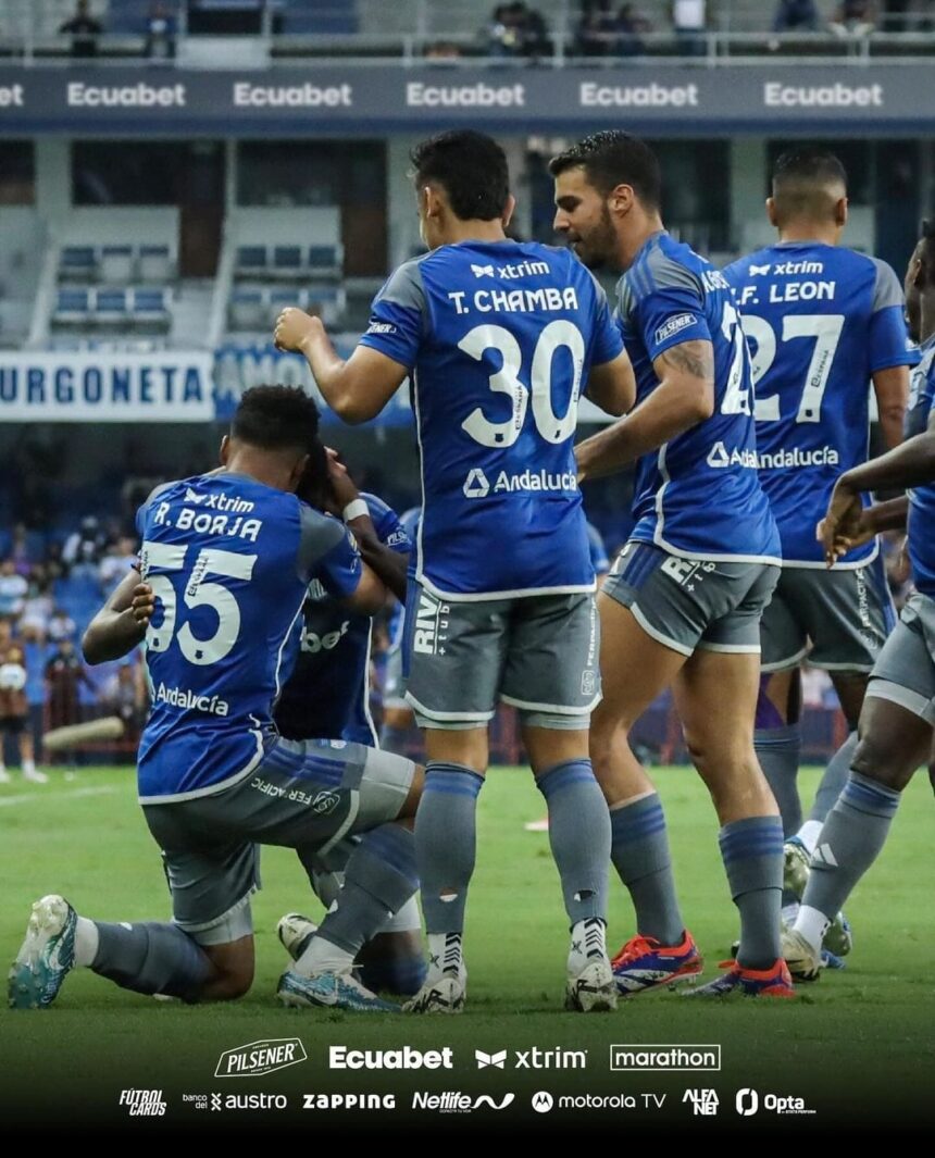 WhatsApp Image 2024 09 23 at 8.24.33 AM En el Polideportivo de los Samanes, la plantilla del equipo azul se presentó para entrenar, pero la directiva no cumplió con los pagos pendientes de sus salarios, lo que generó descontento y el retiro de los jugadores del entrenamiento en sus vehículos.