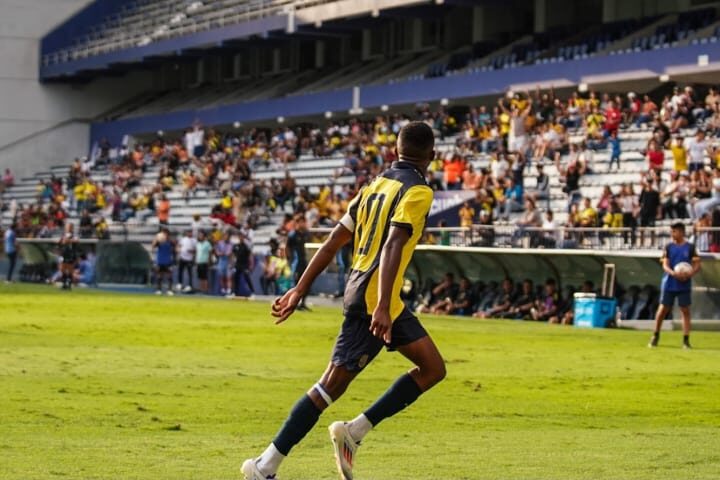 WhatsApp Image 2024 09 30 at 10.13.28 AM edited La Selección Ecuatoriana Sub 16 se impuso en un partido amistoso contra su similar de Argentina, disputado en el Estadio Capwell este domingo por la tarde. El único gol del compromiso fue convertido Justin Lerma, que actualmente milita en Independiente del Valle.