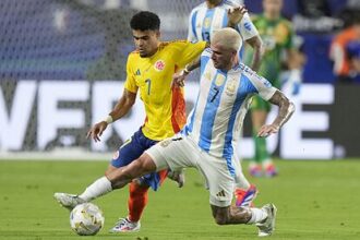 arg vs col En el Metropolitano de Barranquilla, la selección colombiana le ganó por 2-1 a Argentina. Este es el primer enfrentamiento entre ambas escuadras después de la final de la Copa América, donde salió victoriosa la albiceleste.