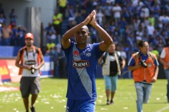 bagui En exteriores del estadio Capwell despues del partido que enfrentó al Emelec vs Técnico Universitario, Óscar Bagüí, ex jugador del conjunto eléctrico, expresó su alegría tras el primer gol de su hijo, Diogo Bagüí, como profesional.