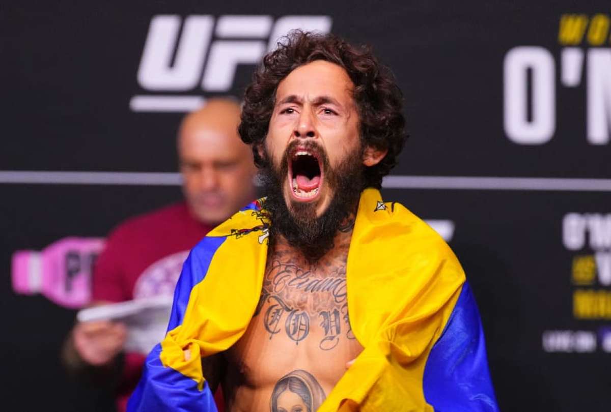 chito Marlón Vera, el destacado peleador de UFC, hará historia el 6 de septiembre de 2024 al convertirse en el primer ecuatoriano en desfilar en la New York Fashion Week. Vera, conocido por su dominio en el octágono, participará en la presentación de la colección "AMÉRICA" Spring Summer 2025 del diseñador Willy Chavarria. Esta aparición marca un significativo cruce entre el deporte y la moda, mostrando la versatilidad del atleta y su influencia global.