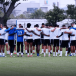 emelec El Club Sport Emelec enfrenta un momento crítico. Los jugadores, en respuesta a las deudas pendientes, han decidido suspender sus entrenamientos, lo que ha generado preocupación sobre la estabilidad del equipo. Ya se han cumplido tres días sin actividad donde los jugadores siguen en su posición de no entrenar.