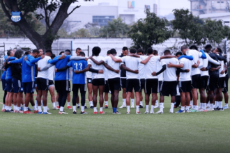 emelec El Club Sport Emelec enfrenta un momento crítico. Los jugadores, en respuesta a las deudas pendientes, han decidido suspender sus entrenamientos, lo que ha generado preocupación sobre la estabilidad del equipo. Ya se han cumplido tres días sin actividad donde los jugadores siguen en su posición de no entrenar.