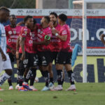 idv Independiente del Valle ha logrado su clasificación a las semifinales de la Copa Ecuador, tras su victoria 2-1 sobre Guayaquil City, en un partido disputado en el Estadio Christian Benítez. Durante la primera mitad del encuentro, ambos equipos no lograron concretar sus oportunidades y se marcharon al descanso con un marcador de 0-0, a pesar de que el equipo ciudadano estuvo cerca de abrir el marcador en varias ocasiones.