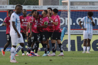 idv Independiente del Valle ha logrado su clasificación a las semifinales de la Copa Ecuador, tras su victoria 2-1 sobre Guayaquil City, en un partido disputado en el Estadio Christian Benítez. Durante la primera mitad del encuentro, ambos equipos no lograron concretar sus oportunidades y se marcharon al descanso con un marcador de 0-0, a pesar de que el equipo ciudadano estuvo cerca de abrir el marcador en varias ocasiones.