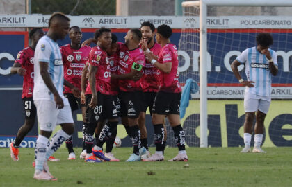 idv Independiente del Valle ha logrado su clasificación a las semifinales de la Copa Ecuador, tras su victoria 2-1 sobre Guayaquil City, en un partido disputado en el Estadio Christian Benítez. Durante la primera mitad del encuentro, ambos equipos no lograron concretar sus oportunidades y se marcharon al descanso con un marcador de 0-0, a pesar de que el equipo ciudadano estuvo cerca de abrir el marcador en varias ocasiones.