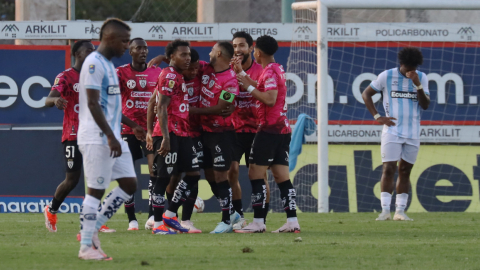 idv Independiente del Valle ha logrado su clasificación a las semifinales de la Copa Ecuador, tras su victoria 2-1 sobre Guayaquil City, en un partido disputado en el Estadio Christian Benítez. Durante la primera mitad del encuentro, ambos equipos no lograron concretar sus oportunidades y se marcharon al descanso con un marcador de 0-0, a pesar de que el equipo ciudadano estuvo cerca de abrir el marcador en varias ocasiones.