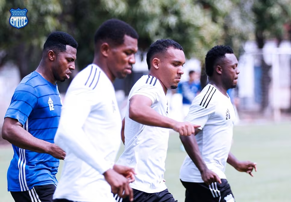 image 10 El Club Sport Emelec enfrenta un momento crítico. Los jugadores, en respuesta a las deudas pendientes, han decidido suspender sus entrenamientos, lo que ha generado preocupación sobre la estabilidad del equipo. Ya se han cumplido tres días sin actividad donde los jugadores siguen en su posición de no entrenar.