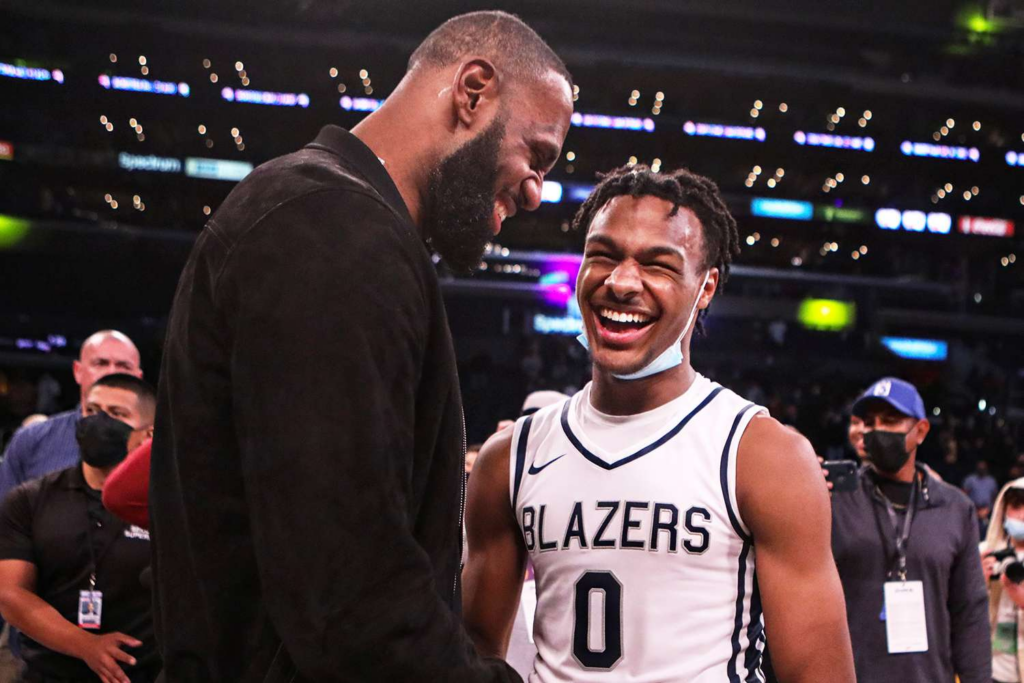 image 15 Zach Lowe, experto en la NBA de ESPN, señaló en el podcast de Bill Simmons la información sobre un posible debut de Bronny James junto a su padre, LeBron James, en el partido inaugural de Los Angeles Lakers en la nueva temporada de la NBA, frente a los Minnesota Timberwolves.