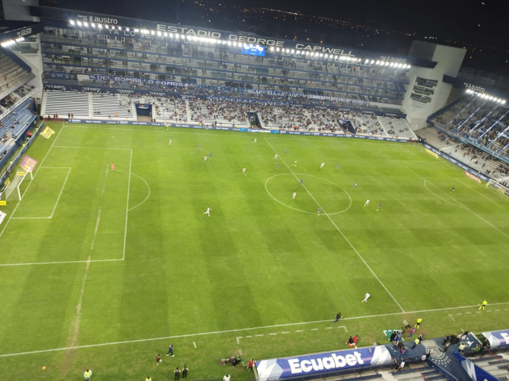 image 16 Comenzaba el partido en el Capwell con un Emelec intenso que rápidamente, al minuto 4, se ponía en ventaja con un golazo desde afuera del área del juvenil Diogo Bagüí.