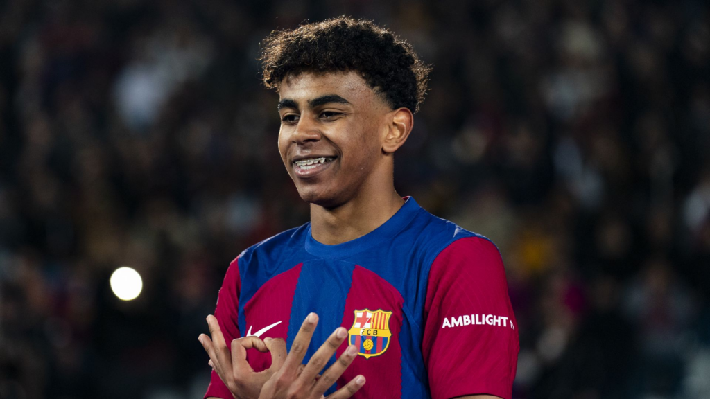 image 2 Lamine Yamal, jugador de 17 años del FC Barcelona, se ha posicionado como el principal favorito para ganar el prestigioso Trofeo Kopa, un galardón que desde 2018 entrega la revista francesa France Football al mejor futbolista menor de 21 años del mundo.