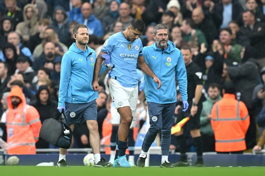 image 24 Rodrigo Hernández, mediocampista del Manchester City, no volverá a vestirse de celeste esta temporada 2024/25. Era un secreto a voces desde hace varios días, a pesar de que el club no había emitido un comunicado oficial al respecto. Fue Pep Guardiola, su técnico, quien lo confirmó este viernes en rueda de prensa.