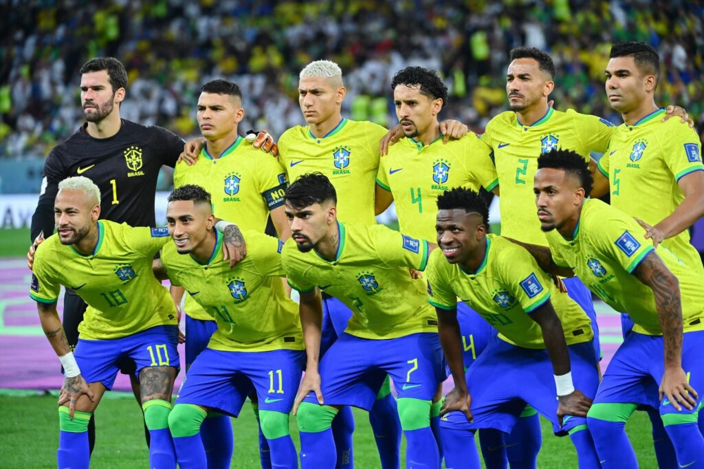 image 5 Ecuador se enfrentará a Brasil en Curitiba el viernes 6 de septiembre a las 20:00 (Ecu). Ambas selecciones presentan bajas importantes en su 11 titular. Por el lado de Ecuador no puede contar con Angelo Preciado, Christian Ramírez y Alan Minda. Brasil tiene las bajas de Raphinha, Savinho y de última hora Éder Militao.