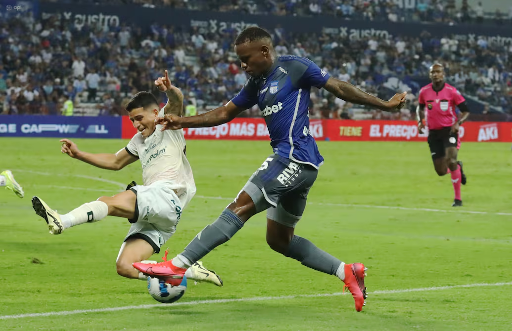 image En una noche de emoción sin igual, el Club Sport Emelec logró una remontada impresionante en el estadio George Capwell, venciendo 2-1 a Orense en la 5ta fecha de la segunda etapa de la Serie A ecuatoriana 2024.