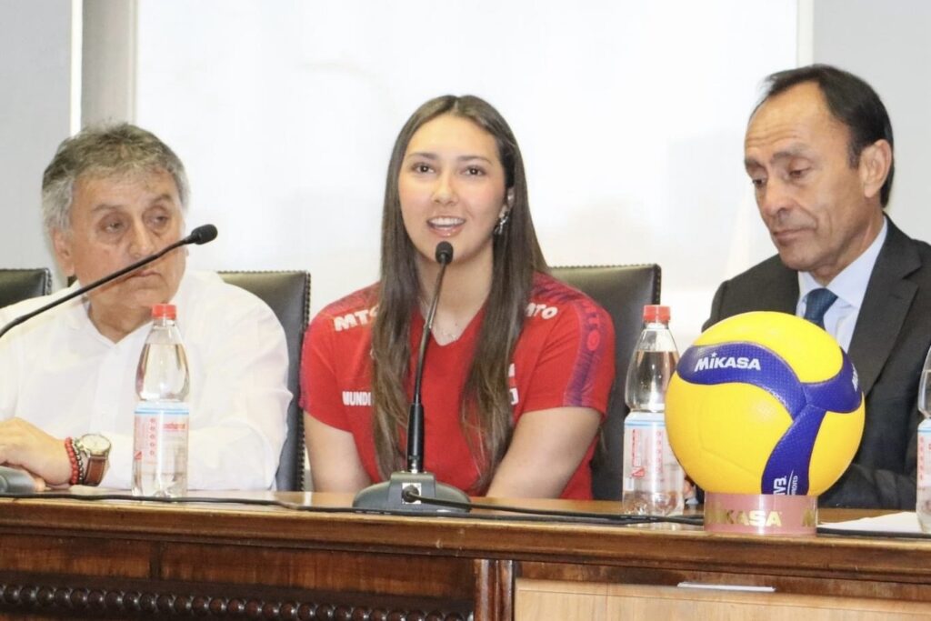 img 9138 1 El saque inicial se dió el pasado martes (10.09) en el evento de lanzamiento en el Centro de Entrenamiento Olímpico. El Campeonato Sudamericano Femenino U21 se celebrará en Chile, en Osorno, del 25 al 29 de septiembre y ofrecerá tres plazas para el Mundial FIVB de la categoria, en Indonésia en el mês de agosto de 2025.