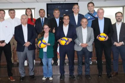 img 9139 1 El saque inicial se dió el pasado martes (10.09) en el evento de lanzamiento en el Centro de Entrenamiento Olímpico. El Campeonato Sudamericano Femenino U21 se celebrará en Chile, en Osorno, del 25 al 29 de septiembre y ofrecerá tres plazas para el Mundial FIVB de la categoria, en Indonésia en el mês de agosto de 2025.