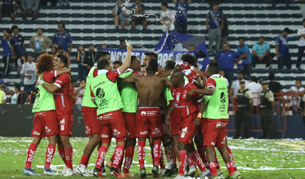 tecnico El partido comenzaba con pocas emociones; si bien ambos equipos llegaban, las ocasiones no eran de peligro. Lo particular de este primer tiempo fue que, al minuto 30, el cuerpo técnico del Rodillo Rojo entró corriendo a los camerinos debido a un incendio en el vestuario, el cual habría comenzado por la explosión de un celular.