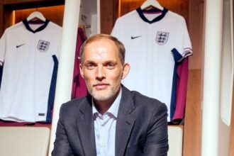 WhatsApp Image 2024 10 16 at 9.59.59 AM El fútbol británico ha dado un giro con la llegada de Thomas Tuchel como nuevo entrenador de la selección masculina de Inglaterra. Tuchel toma las riendas en un momento crucial donde Inglaterra viene de perder dos finales de Eurocopa y ser criticados por su bajo nivel futbolístico. Su contrato se extiende hasta después de la Copa del Mundo de 2026, que se llevará a cabo en Estados Unidos, Canadá y México.