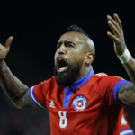 image 10 Arturo Vidal ha manifestado su descontento tras no ser convocado por el entrenador Ricardo Gareca para representar a la selección chilena. A pesar de su sobresaliente desempeño en el club Colo Colo durante la Copa Libertadores, el mediocampista de 37 años se ha visto excluido de la lista de convocados.