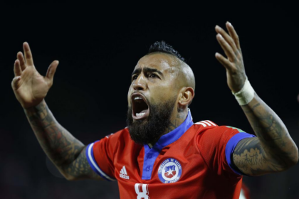 image 10 Arturo Vidal ha manifestado su descontento tras no ser convocado por el entrenador Ricardo Gareca para representar a la selección chilena. A pesar de su sobresaliente desempeño en el club Colo Colo durante la Copa Libertadores, el mediocampista de 37 años se ha visto excluido de la lista de convocados.