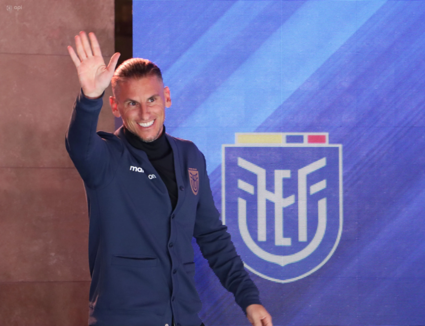 image 15 Sebastián Beccacece, el entrenador de la Selección Ecuatoriana, ha anunciado que la lista final de convocados contará con un total de 25 jugadores para los encuentros contra Paraguay en casa y Uruguay como visitantes en el marco de las Eliminatorias. En una reciente rueda de prensa, Beccacece destacó que están manteniendo un contacto constante con los futbolistas que formaron parte de las convocatorias anteriores y aquellos que no tuvieron la oportunidad de ser seleccionados.