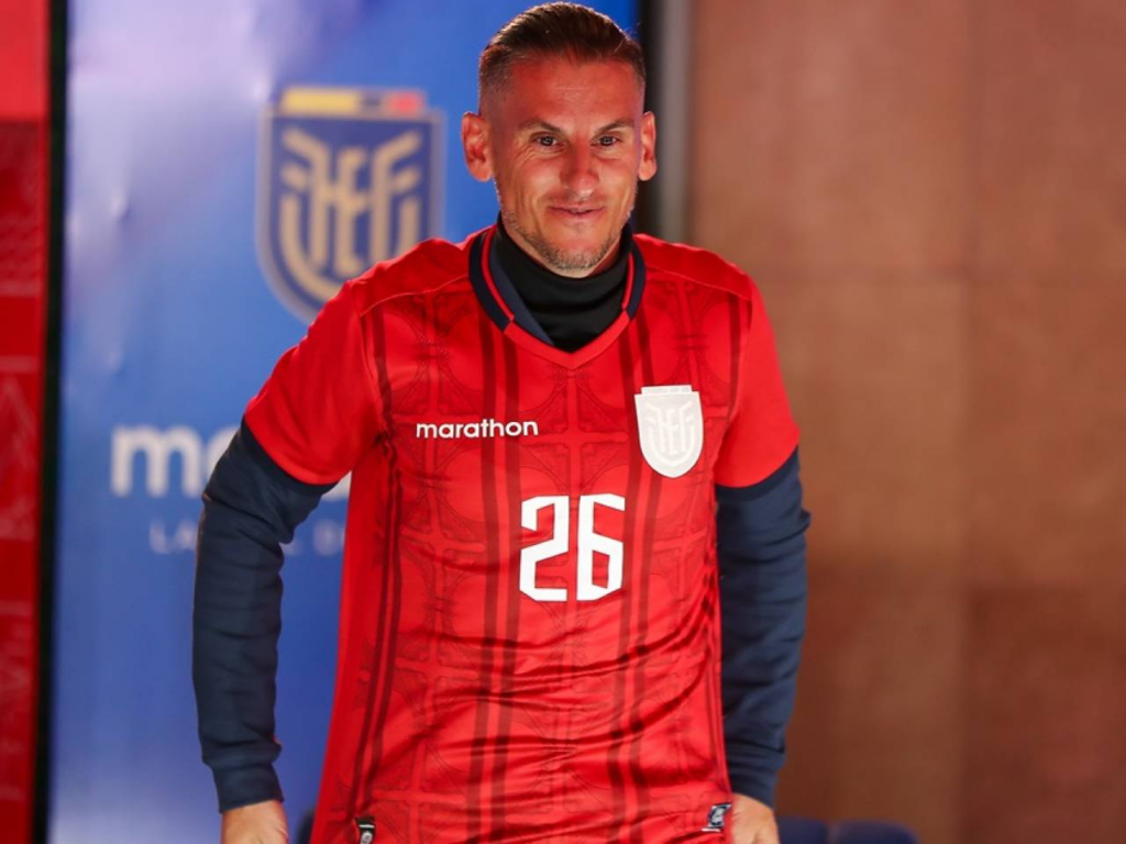 image 17 Sebastián Beccacece, el entrenador de la Selección Ecuatoriana, ha anunciado que la lista final de convocados contará con un total de 25 jugadores para los encuentros contra Paraguay en casa y Uruguay como visitantes en el marco de las Eliminatorias. En una reciente rueda de prensa, Beccacece destacó que están manteniendo un contacto constante con los futbolistas que formaron parte de las convocatorias anteriores y aquellos que no tuvieron la oportunidad de ser seleccionados.