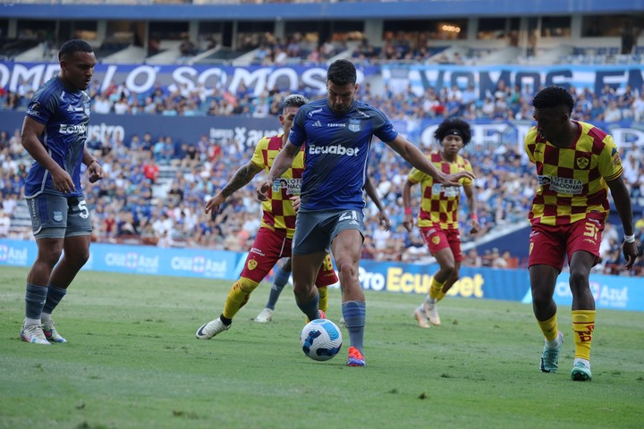 image 27 Los primeros minutos del partido mostraban las intenciones de ambos equipos. Emelec buscaba abrir el marcador de manera temprana con centros y pases filtrados, mientras que Aucas se replegaba en su área, buscando salir con rápidos contragolpes.