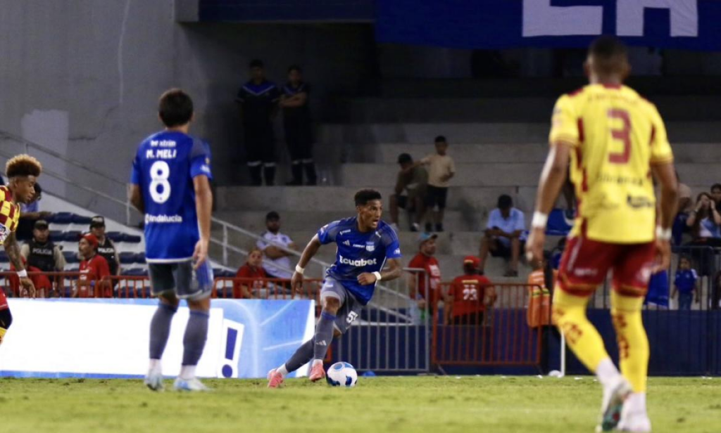 image 28 Los primeros minutos del partido mostraban las intenciones de ambos equipos. Emelec buscaba abrir el marcador de manera temprana con centros y pases filtrados, mientras que Aucas se replegaba en su área, buscando salir con rápidos contragolpes.