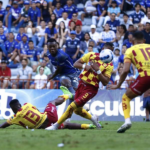 image 29 Los primeros minutos del partido mostraban las intenciones de ambos equipos. Emelec buscaba abrir el marcador de manera temprana con centros y pases filtrados, mientras que Aucas se replegaba en su área, buscando salir con rápidos contragolpes.