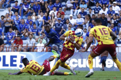 image 29 Los primeros minutos del partido mostraban las intenciones de ambos equipos. Emelec buscaba abrir el marcador de manera temprana con centros y pases filtrados, mientras que Aucas se replegaba en su área, buscando salir con rápidos contragolpes.