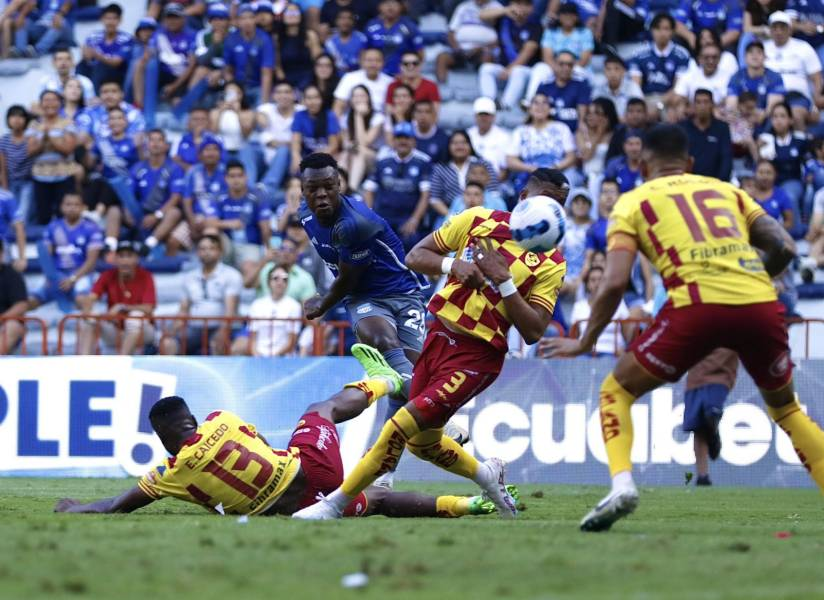 image 29 Los primeros minutos del partido mostraban las intenciones de ambos equipos. Emelec buscaba abrir el marcador de manera temprana con centros y pases filtrados, mientras que Aucas se replegaba en su área, buscando salir con rápidos contragolpes.