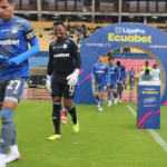 image 3 El Club Sport Emelec enfrenta una nueva y difícil situación. Según el periodista Javier Ruiz, el equipo azul se ha visto envuelto en una nueva prohibición para la inscripción de jugadores, la cual tendrá efectos durante tres ventanas del mercado de pases a partir del mes de enero.