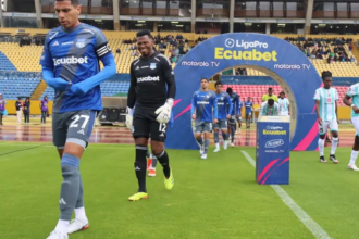 image 3 El Club Sport Emelec enfrenta una nueva y difícil situación. Según el periodista Javier Ruiz, el equipo azul se ha visto envuelto en una nueva prohibición para la inscripción de jugadores, la cual tendrá efectos durante tres ventanas del mercado de pases a partir del mes de enero.