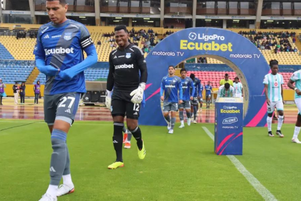 image 3 El Club Sport Emelec enfrenta una nueva y difícil situación. Según el periodista Javier Ruiz, el equipo azul se ha visto envuelto en una nueva prohibición para la inscripción de jugadores, la cual tendrá efectos durante tres ventanas del mercado de pases a partir del mes de enero.