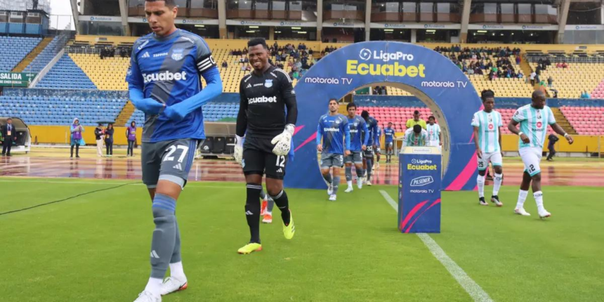 image 3 El Club Sport Emelec enfrenta una nueva y difícil situación. Según el periodista Javier Ruiz, el equipo azul se ha visto envuelto en una nueva prohibición para la inscripción de jugadores, la cual tendrá efectos durante tres ventanas del mercado de pases a partir del mes de enero.