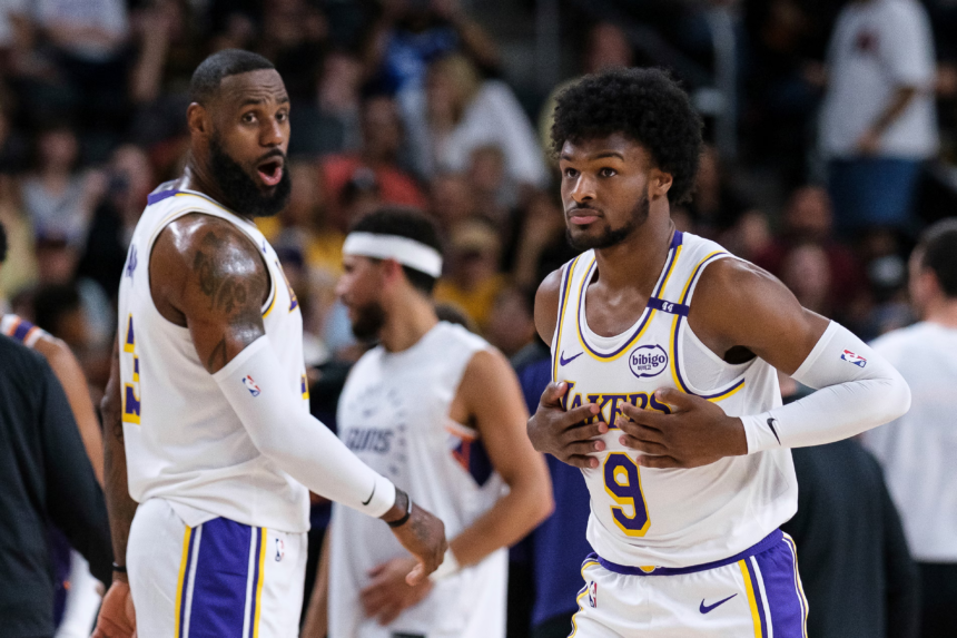 image 30 El domingo 6 de octubre de 2024 quedará enmarcado como una fecha histórica, ya que por primera vez en la NBA un padre y un hijo coinciden en cancha jugando juntos. LeBron James hizo su debut en esta nueva temporada de la preseason NBA junto a su hijo Bronny en el encuentro entre Lakers vs Suns, que terminó 114-118 a favor de Phoenix.