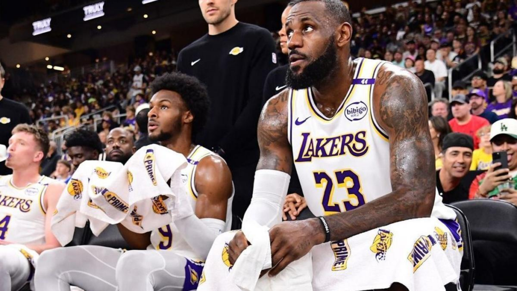 image 31 El domingo 6 de octubre de 2024 quedará enmarcado como una fecha histórica, ya que por primera vez en la NBA un padre y un hijo coinciden en cancha jugando juntos. LeBron James hizo su debut en esta nueva temporada de la preseason NBA junto a su hijo Bronny en el encuentro entre Lakers vs Suns, que terminó 114-118 a favor de Phoenix.