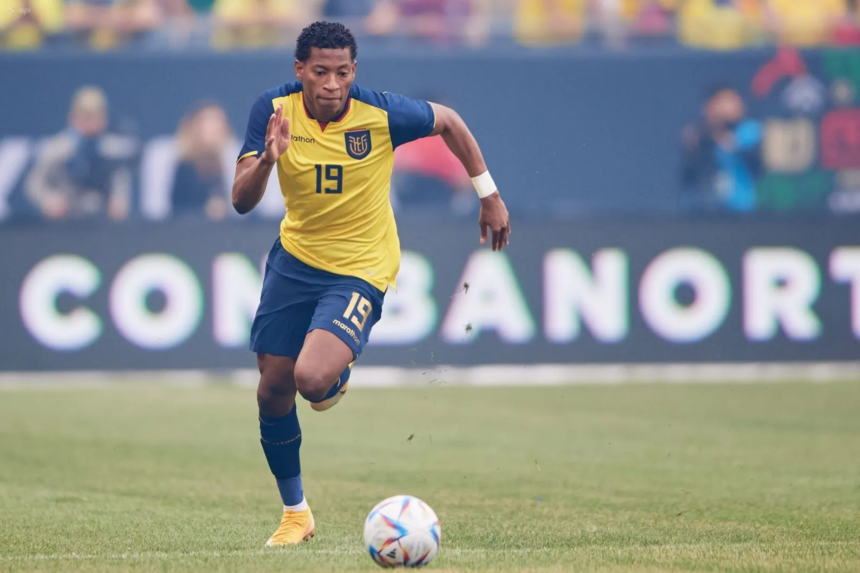 image 32 Gonzalo Plata, jugador de la Selección Ecuatoriana, ya está sintiendo la emoción por lo que será el duelo ante Bolivia, que se disputará en noviembre en el Estadio Monumental. En zona mixta posterior al partido contra Uruguay, el talentoso extremo expresó su entusiasmo al decir: "Es muy lindo, con la familia, los amigos ahí. En Guayaquil, los estadios se llenan más. La gente apoya y grita mucho más. Va a ser una motivación jugar allí".