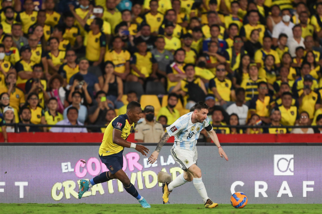 image 33 Gonzalo Plata, jugador de la Selección Ecuatoriana, ya está sintiendo la emoción por lo que será el duelo ante Bolivia, que se disputará en noviembre en el Estadio Monumental. En zona mixta posterior al partido contra Uruguay, el talentoso extremo expresó su entusiasmo al decir: "Es muy lindo, con la familia, los amigos ahí. En Guayaquil, los estadios se llenan más. La gente apoya y grita mucho más. Va a ser una motivación jugar allí".