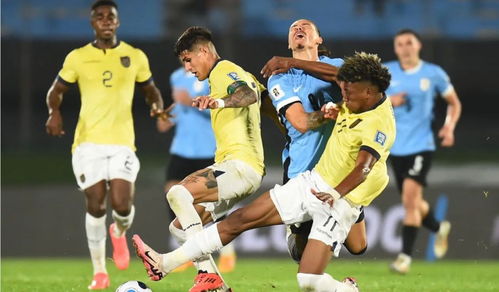 image 37 Las Eliminatorias Sudamericanas están más al rojo vivo que nunca, después de haber concluido la Fecha 10, que dejó resultados con un panorama más ajustado en la lucha por un lugar en el Mundial. Esta jornada fue testigo de una gran cantidad de goles y actuaciones destacadas que determinan el futuro de varias selecciones.