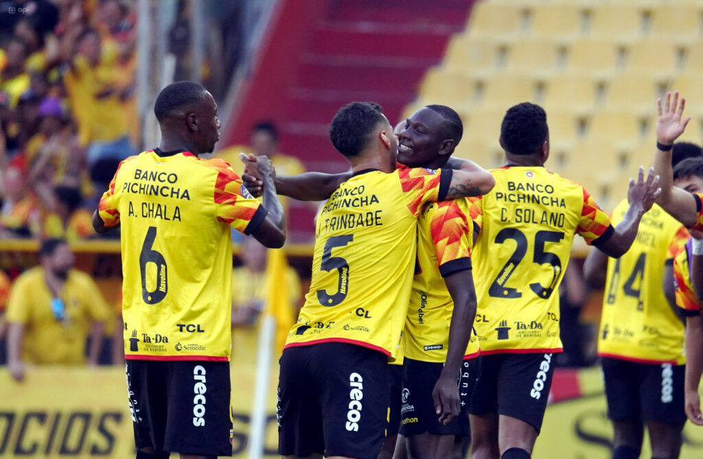 image 46 Barcelona recibía a Emelec por la fecha 10 de la Liga Pro y por una nueva edición del Clásico del Astillero. Los primeros minutos fueron de un Barcelona intenso que buscaba recuperar rápido el balón en medio campo, con una gran actuación de Leonai Souza. Emelec, por su parte, mostraba nervios e inexperiencia debido a sus juveniles, lo que terminó pasando factura en el primer gol, anotado por Janner Corozo a los 8 minutos, tras una desatención de Ronni Borja al intentar despejar el balón.