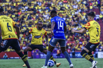 image 48 Barcelona recibía a Emelec por la fecha 10 de la Liga Pro y por una nueva edición del Clásico del Astillero. Los primeros minutos fueron de un Barcelona intenso que buscaba recuperar rápido el balón en medio campo, con una gran actuación de Leonai Souza. Emelec, por su parte, mostraba nervios e inexperiencia debido a sus juveniles, lo que terminó pasando factura en el primer gol, anotado por Janner Corozo a los 8 minutos, tras una desatención de Ronni Borja al intentar despejar el balón.